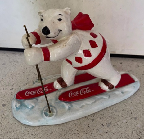 8028-1 € 15,00 coca cola beertje porselein winterspelen langlaufen